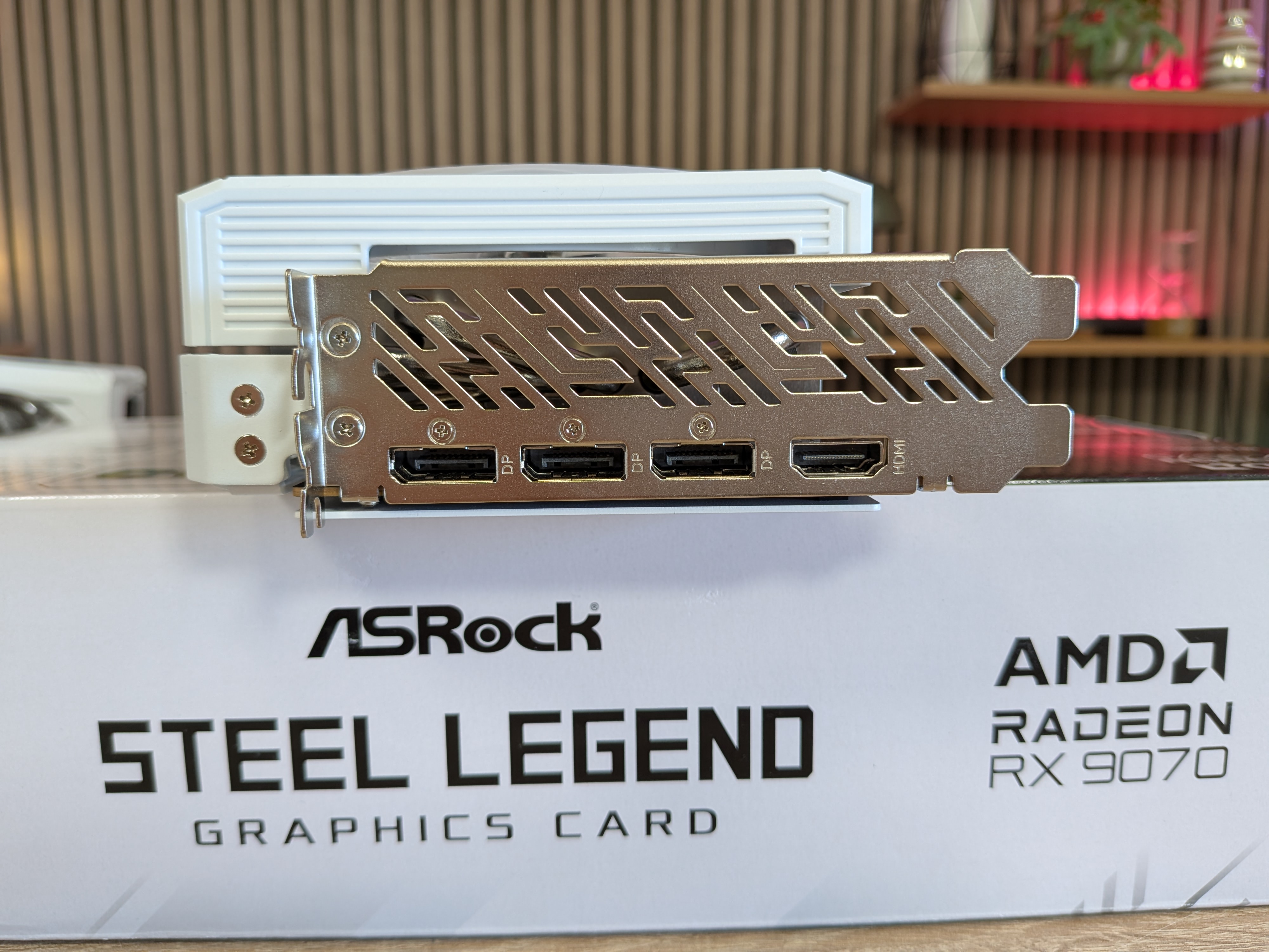 ASRock RX 9070 Steel Legend tilslutninger.jpg